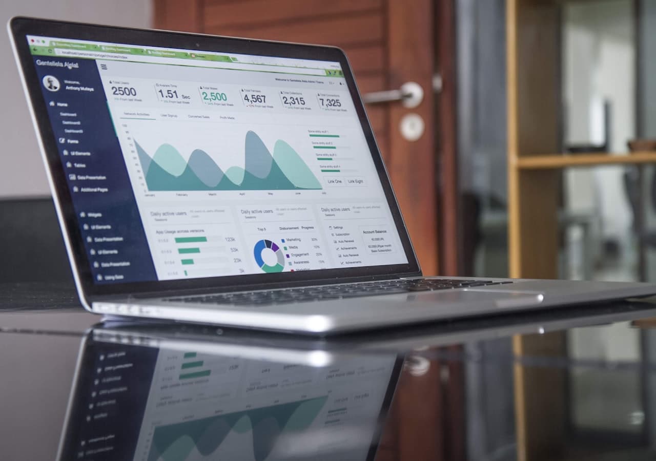Laptop mit Buchhaltungs-Dashboard auf einem Schreibtisch